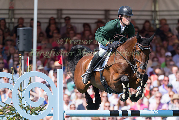 JOSEPH MURPHY (IRL) RIDING  SPORTSFIELD OTHELLO