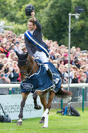 CHRISTOPHER  BURTON (AUS) TAKES A LAP OF HONOUR